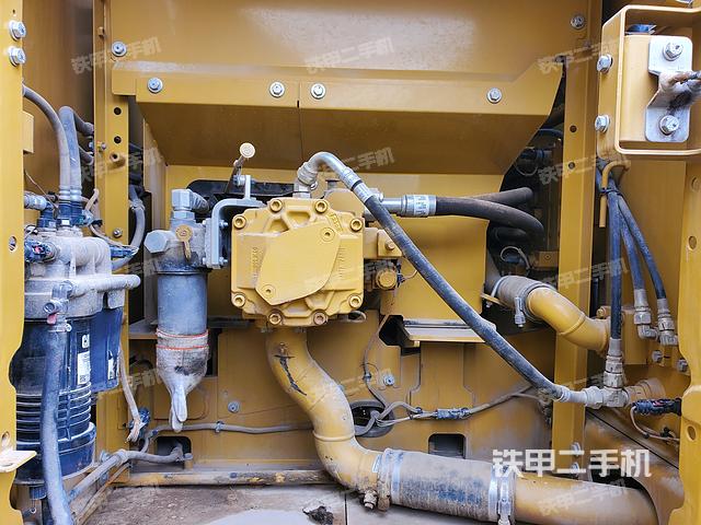 液压泵舱室正面整体（整机外观）