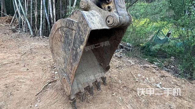 鏟斗右后整體(工作和回轉(zhuǎn)裝置) 鏟斗右后整體(工作和回轉(zhuǎn)裝置)