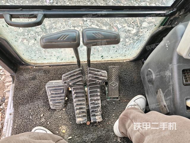 行走控制手柄和踏板?俯拍（駕駛室部分）