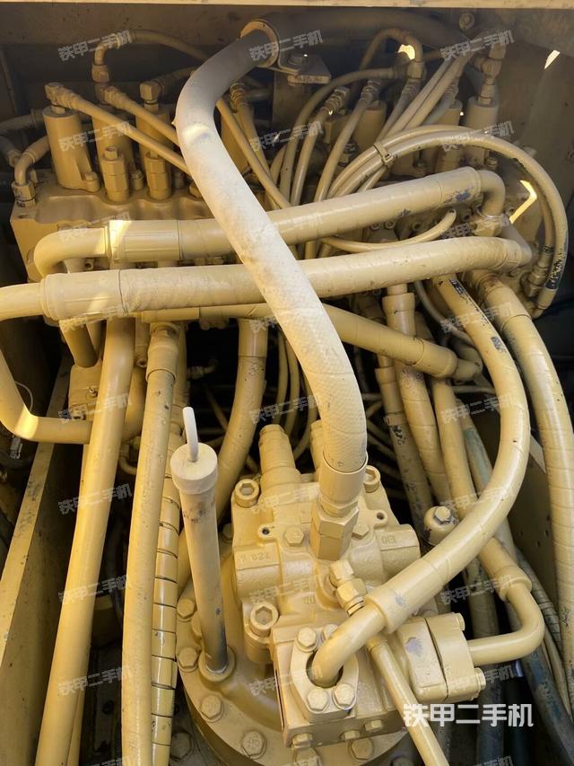 回轉(zhuǎn)馬達(dá)和主控閥（整機(jī)外觀）