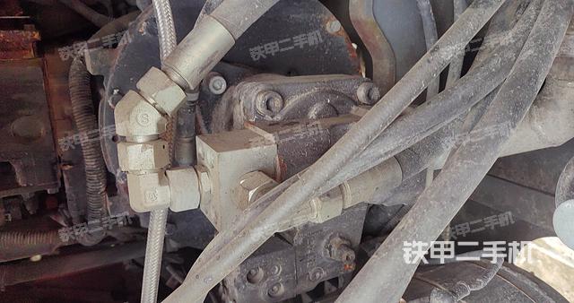 液压泵舱室正面整体（整机外观）