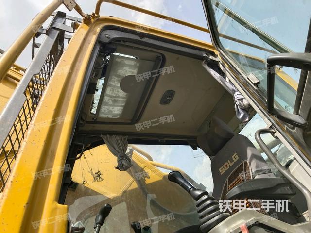 駕駛室頂部(整機(jī)外觀) 駕駛室頂部(整機(jī)外觀)