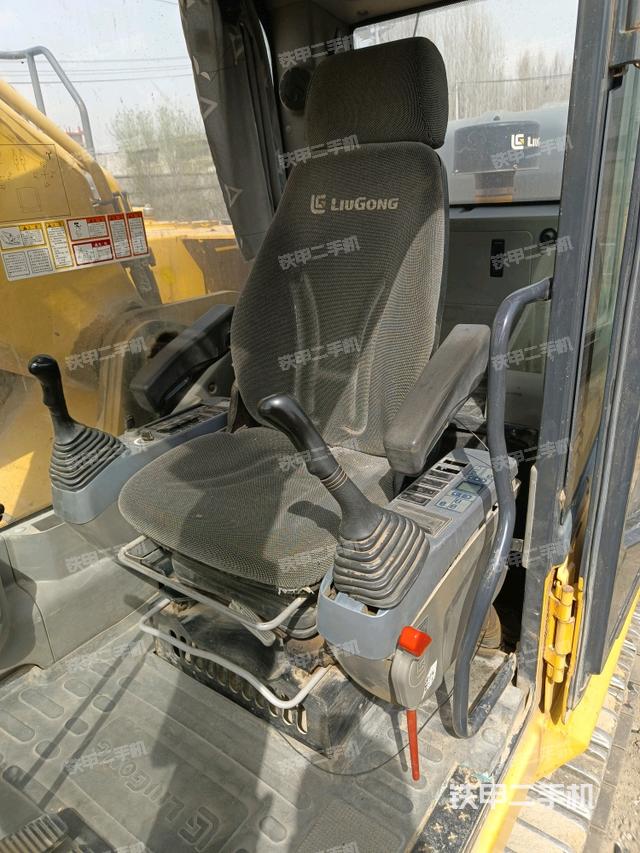 駕駛室整體(整機(jī)外觀(guān)) 駕駛室整體(整機(jī)外觀(guān))