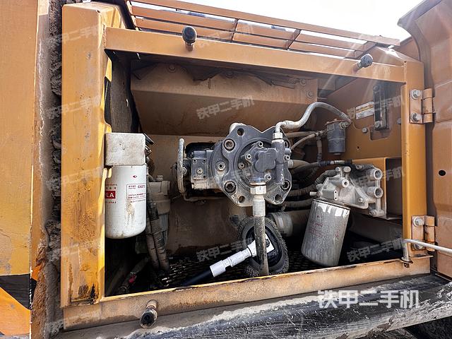 液壓泵艙室正面整體(整機外觀) 液壓泵艙室正面整體(整機外觀)