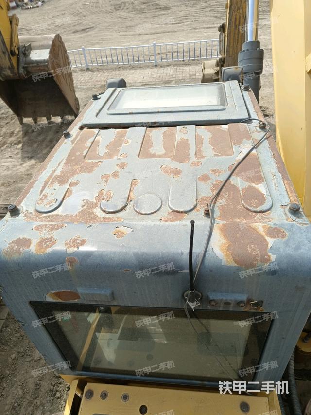 駕駛室頂部(整機(jī)外觀(guān)) 駕駛室頂部(整機(jī)外觀(guān))