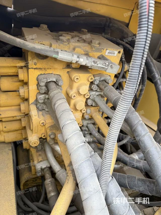 回轉(zhuǎn)馬達和主控閥（整機外觀）