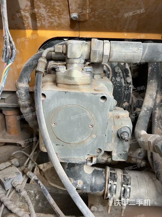 液壓泵艙室正面整體(整機(jī)外觀) 液壓泵艙室正面整體(整機(jī)外觀)