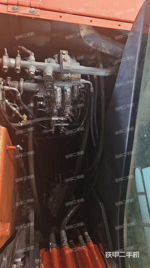 回转马达和主控阀（整机外观）