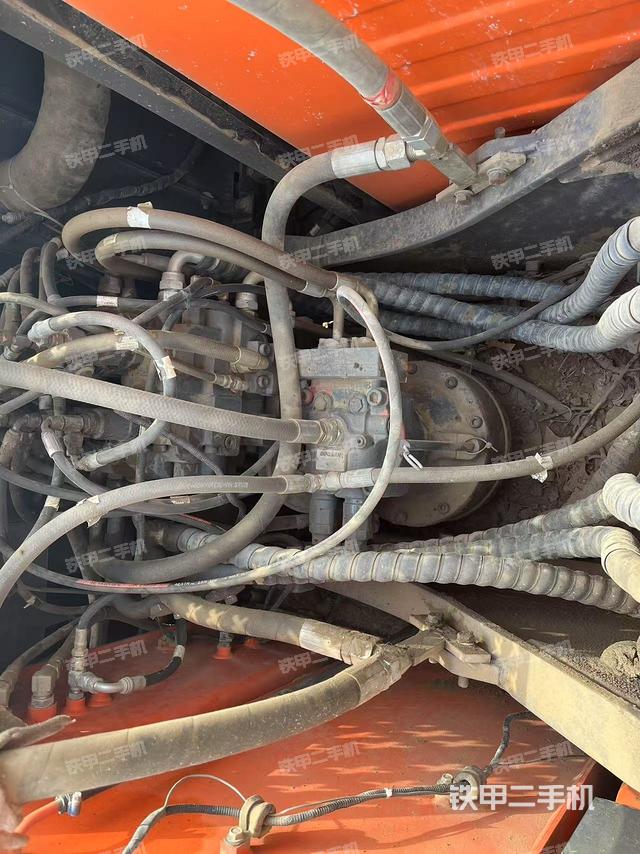 回轉(zhuǎn)馬達(dá)和主控閥（整機(jī)外觀）