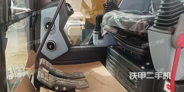 駕駛室整體(整機(jī)外觀) 駕駛室整體(整機(jī)外觀)