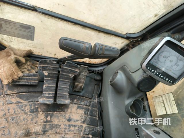 行走控制手柄和踏板?俯拍（駕駛室部分）