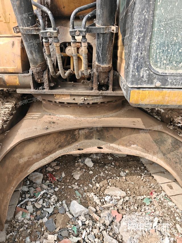 轉(zhuǎn)盤(pán)和下車架正前（工作和回轉(zhuǎn)裝置）