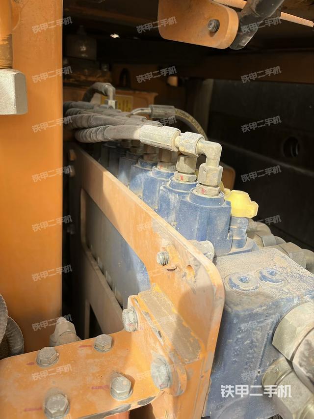 回轉(zhuǎn)馬達(dá)和主控閥(整機(jī)外觀) 回轉(zhuǎn)馬達(dá)和主控閥(整機(jī)外觀)