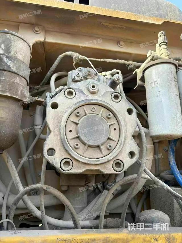 液壓泵艙室正面整體(整機(jī)外觀) 液壓泵艙室正面整體(整機(jī)外觀)