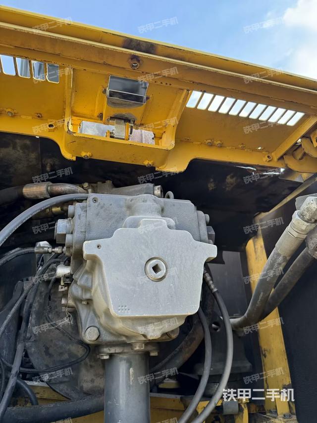 液壓泵艙室正面整體（整機(jī)外觀(guān)）