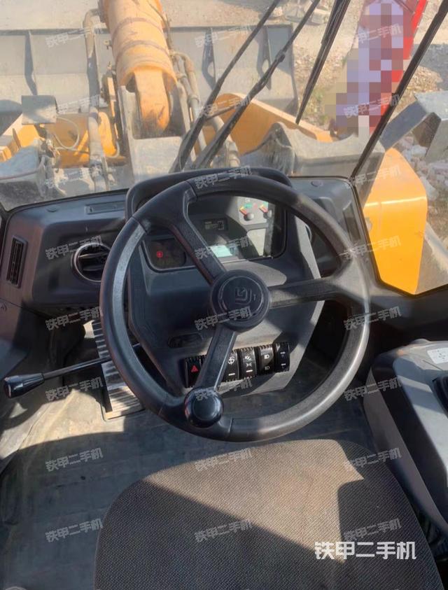 駕駛室工作臺(整機(jī)外觀及大件) 駕駛室工作臺(整機(jī)外觀及大件)