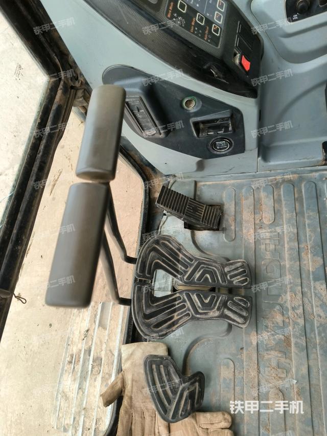 行走控制手柄和踏板?俯拍（駕駛室部分）