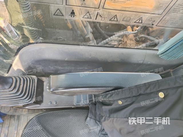 座椅右側(cè)控制臺(tái)/鑰匙門/油門/含右手柄(駕駛室部分) 座椅右側(cè)控制臺(tái)/鑰匙門/油門/含右手柄(駕駛室部分)