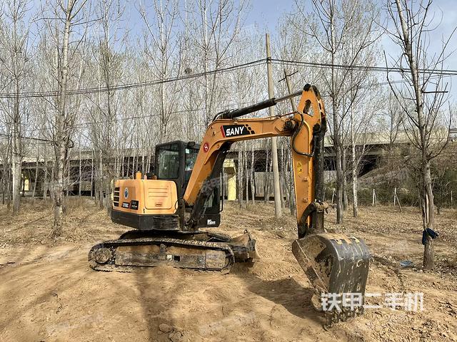 駕駛室整體(整機(jī)外觀) 駕駛室整體(整機(jī)外觀)