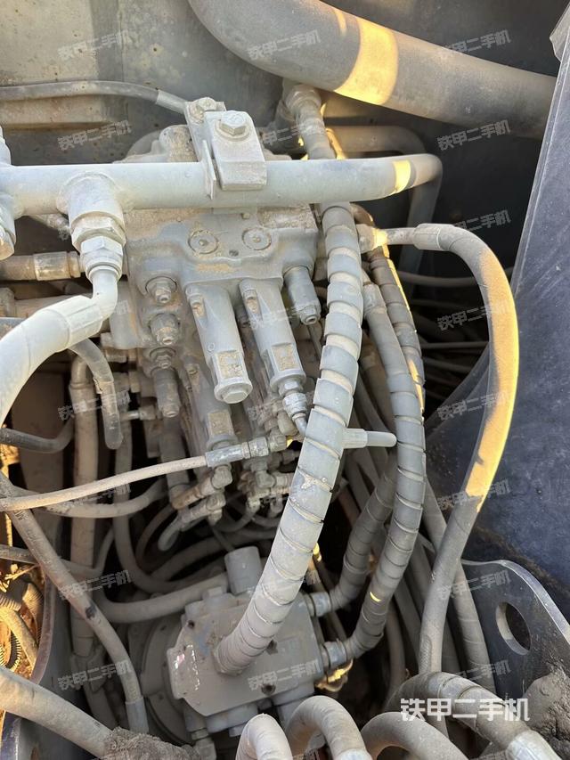 回轉(zhuǎn)馬達(dá)和主控閥(整機(jī)外觀) 回轉(zhuǎn)馬達(dá)和主控閥(整機(jī)外觀)