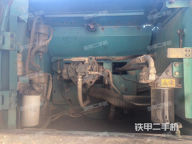 液壓泵艙室正面整體(整機外觀) 液壓泵艙室正面整體(整機外觀)
