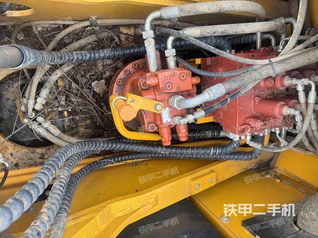 回轉(zhuǎn)馬達(dá)和主控閥(整機(jī)外觀) 回轉(zhuǎn)馬達(dá)和主控閥(整機(jī)外觀)