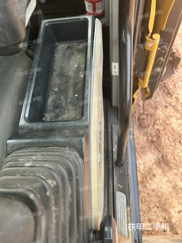 座椅右側(cè)控制臺(tái)/鑰匙門/油門/含右手柄（駕駛室部分）