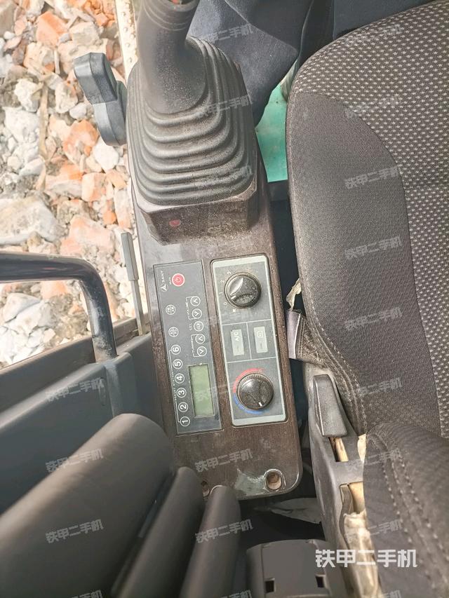 座椅右侧控制台/钥匙门/油门/含右手柄(驾驶室部分) 座椅右侧控制台/钥匙门/油门/含右手柄(驾驶室部分)