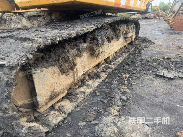 單側(cè)履帶整體(整機(jī)外觀) 單側(cè)履帶整體(整機(jī)外觀)