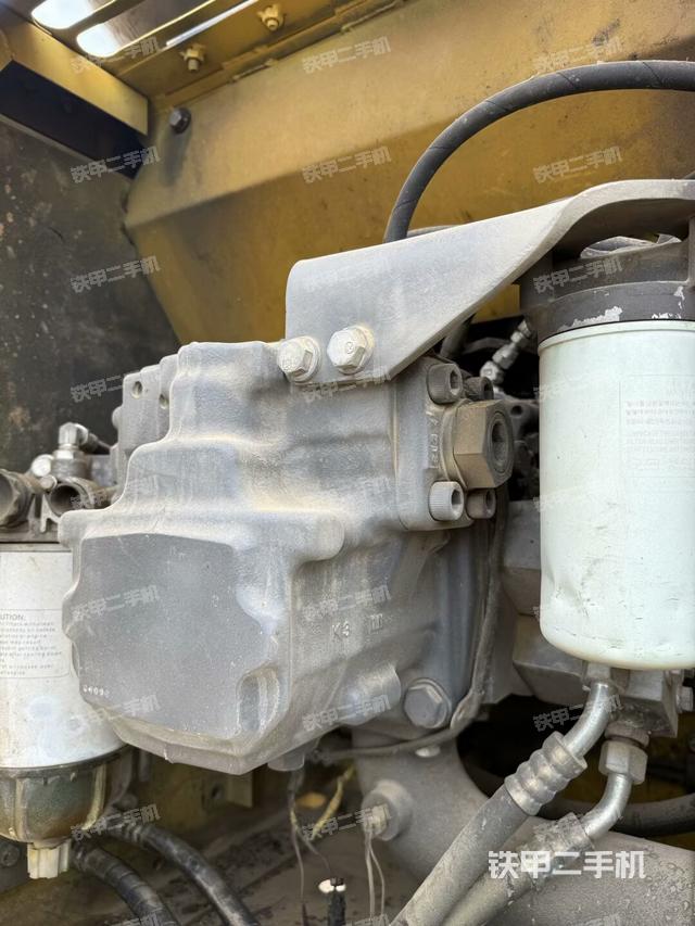 液壓泵艙室正面整體（整機外觀）