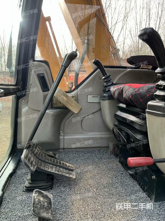 駕駛室頂部(整機(jī)外觀) 駕駛室頂部(整機(jī)外觀)