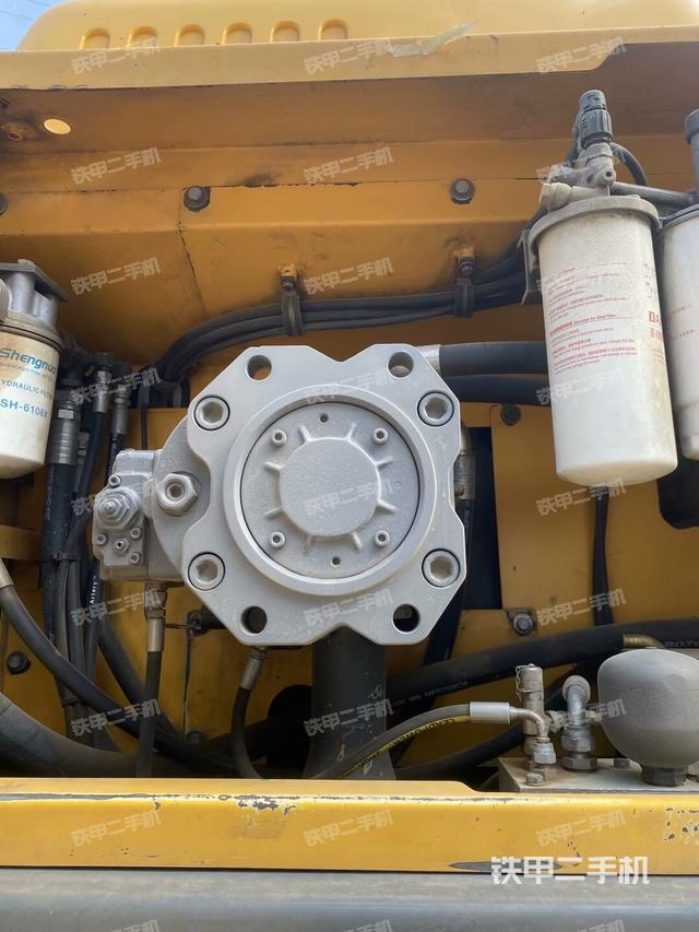 液壓泵艙室正面整體（整機外觀）