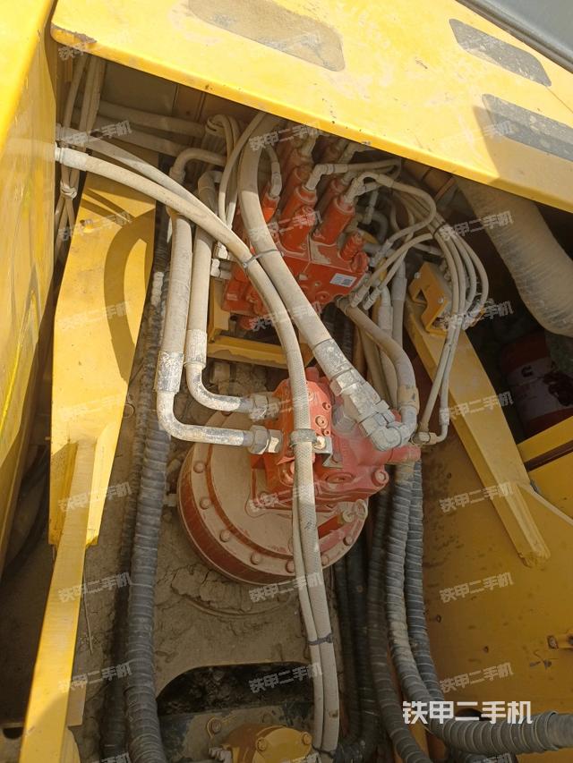 回轉(zhuǎn)馬達(dá)和主控閥(整機(jī)外觀(guān)) 回轉(zhuǎn)馬達(dá)和主控閥(整機(jī)外觀(guān))