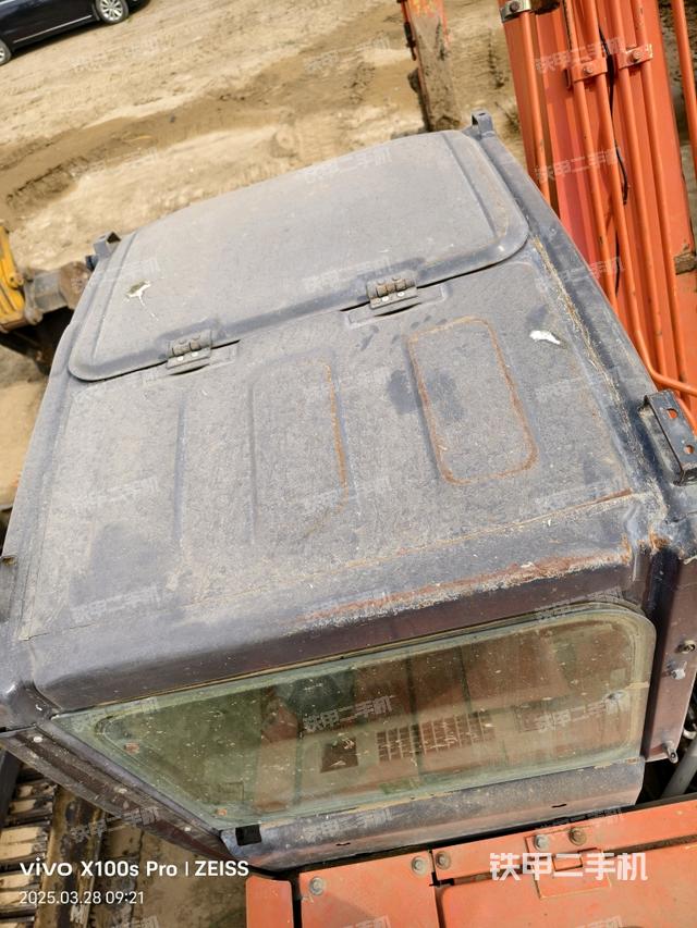 駕駛室頂部(整機(jī)外觀) 駕駛室頂部(整機(jī)外觀)