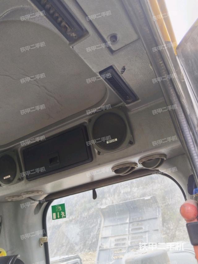 行走控制手柄和踏板?俯拍（駕駛室部分）