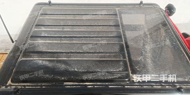 駕駛室頂部(整機(jī)外觀) 駕駛室頂部(整機(jī)外觀)