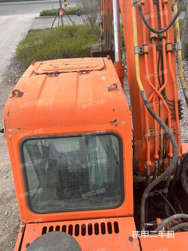 駕駛室頂部（整機外觀）