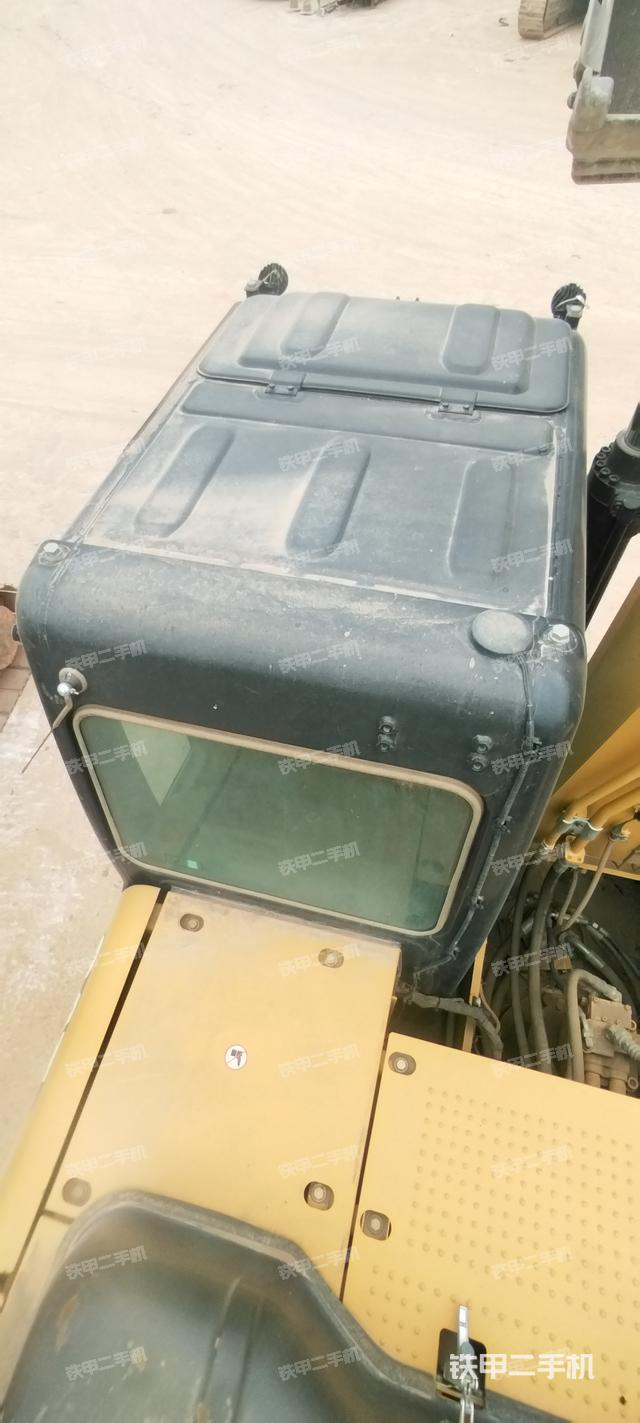 駕駛室頂部(整機(jī)外觀) 駕駛室頂部(整機(jī)外觀)