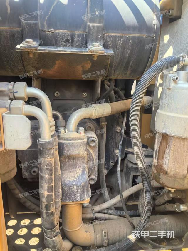 液壓泵艙室正面整體(整機外觀) 液壓泵艙室正面整體(整機外觀)