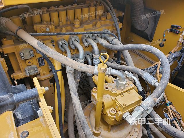 回转马达和主控阀（整机外观）