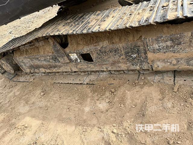 單側(cè)履帶整體(整機(jī)外觀) 單側(cè)履帶整體(整機(jī)外觀)