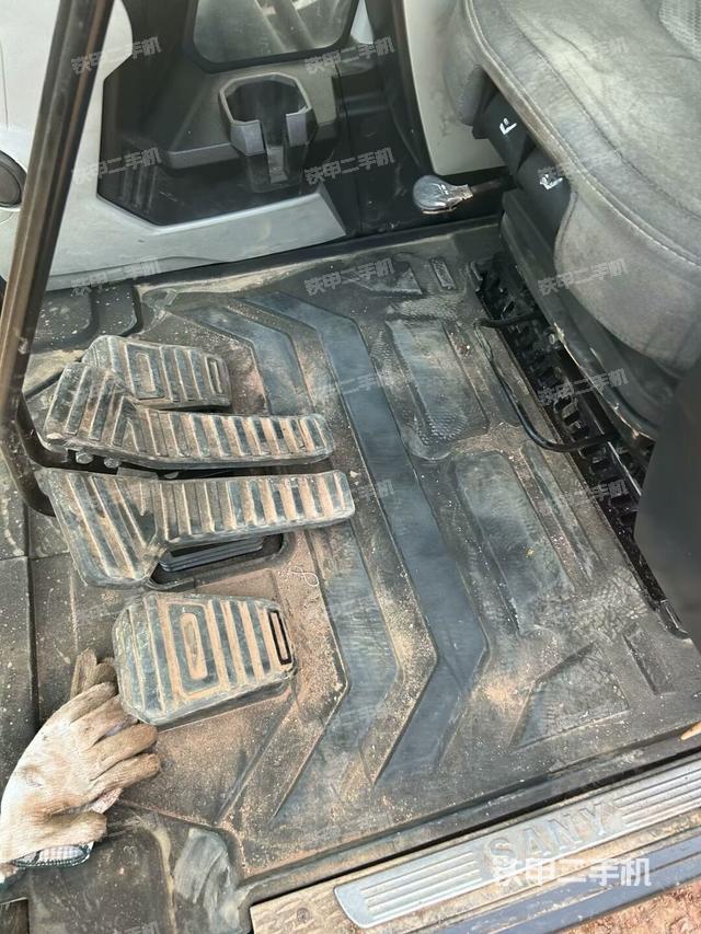 行走控制手柄和踏板?俯拍（駕駛室部分）