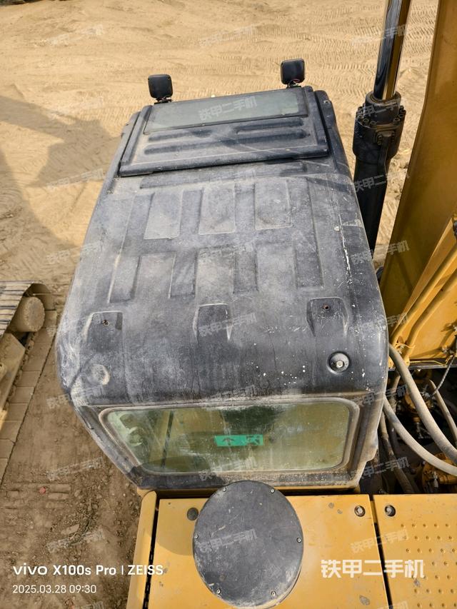 駕駛室頂部（整機外觀）