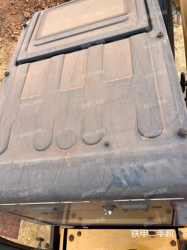 駕駛室頂部(整機(jī)外觀) 駕駛室頂部(整機(jī)外觀)