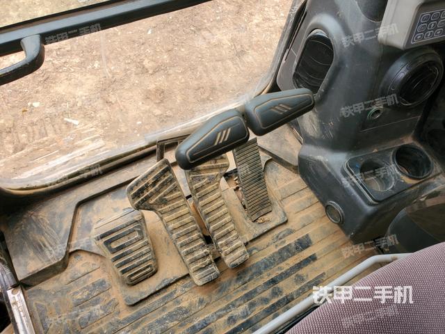 行走控制手柄和踏板?俯拍(駕駛室部分) 行走控制手柄和踏板?俯拍(駕駛室部分)