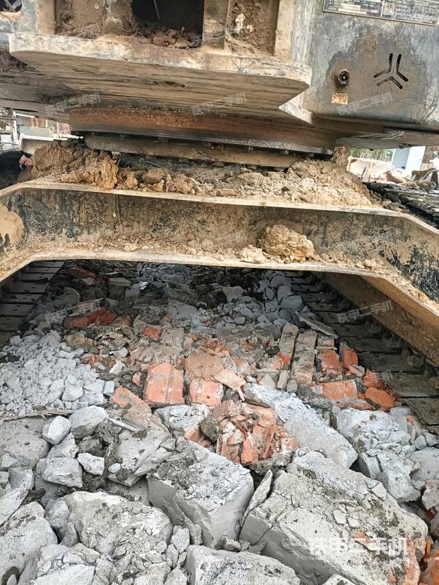 转盘和下车架正前(工作和回转装置) 转盘和下车架正前(工作和回转装置)