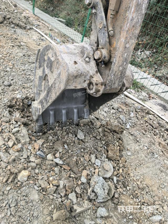 鏟斗右后整體(工作和回轉(zhuǎn)裝置) 鏟斗右后整體(工作和回轉(zhuǎn)裝置)