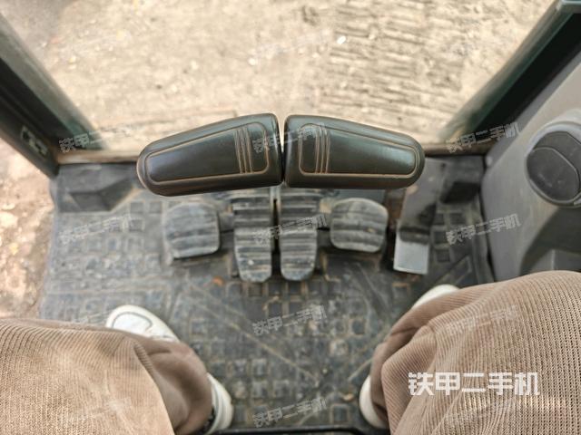 行走控制手柄和踏板?俯拍(駕駛室部分) 行走控制手柄和踏板?俯拍(駕駛室部分)