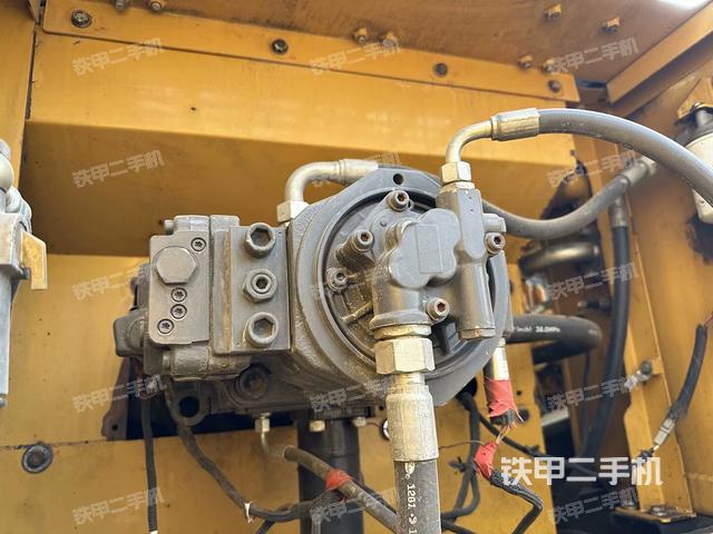 液壓泵艙室正面整體（整機外觀）