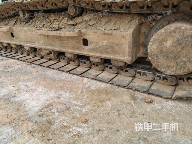 單側(cè)履帶整體(整機(jī)外觀) 單側(cè)履帶整體(整機(jī)外觀)